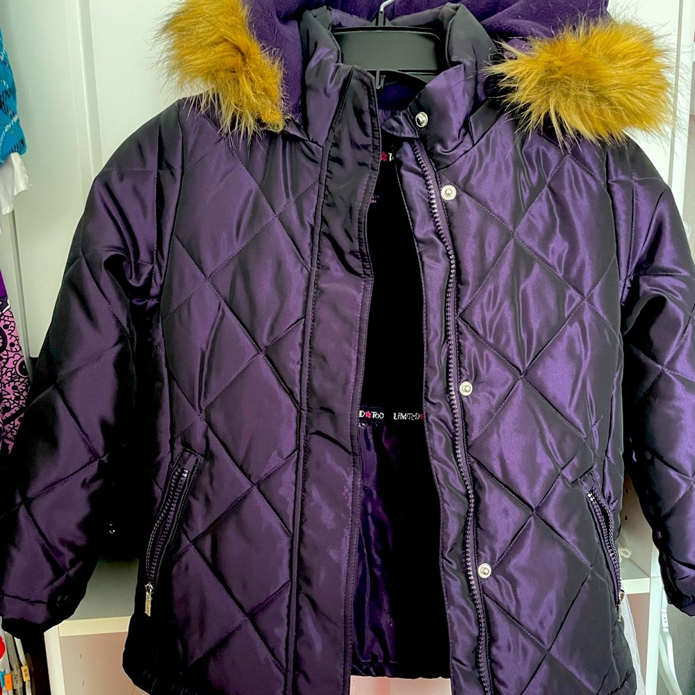 Girls winter jacket in a size 6. In great condition from a smoke free home!